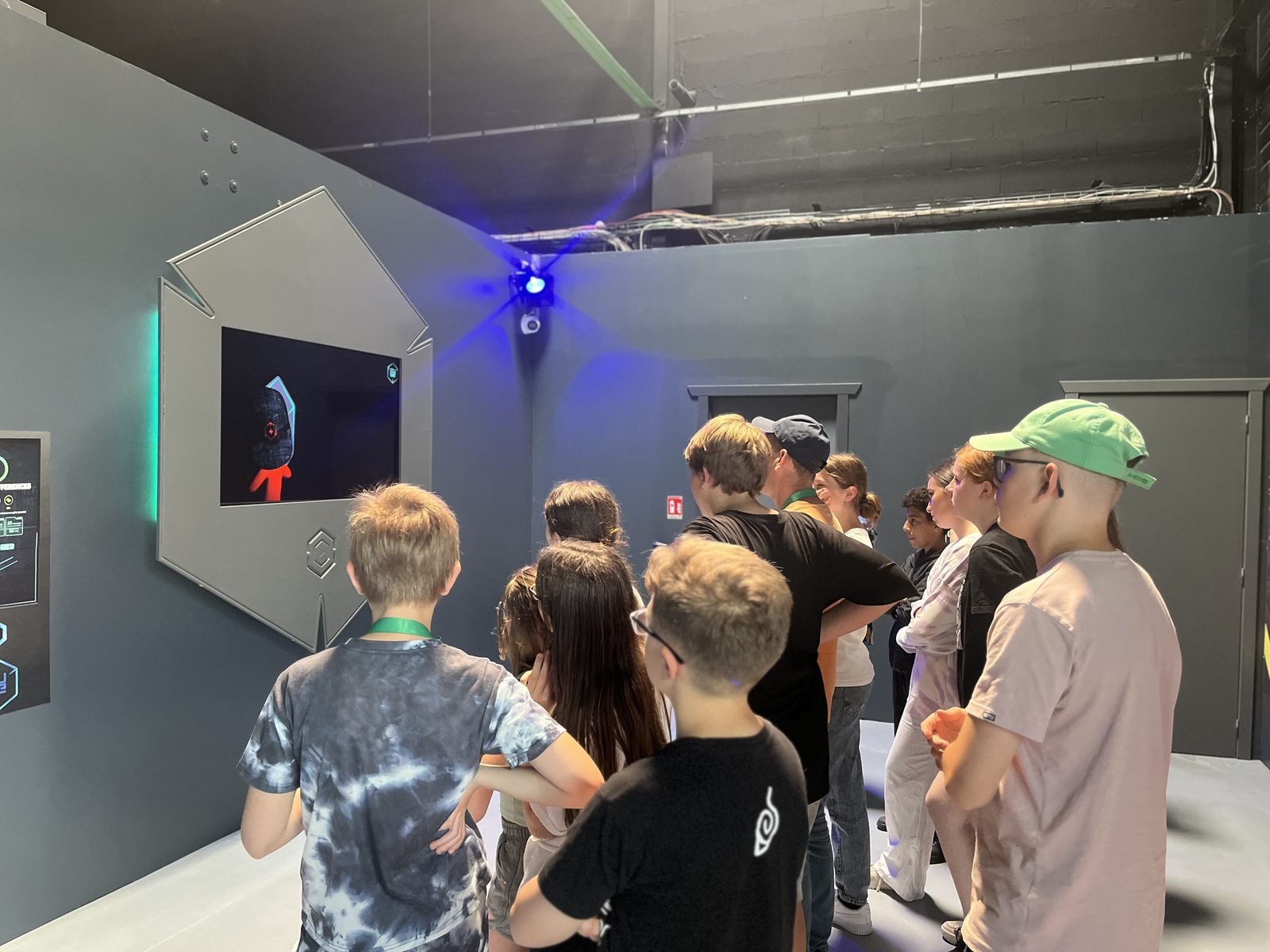 Un groupe d'ados suit un défi du Cube Challenge chez Team Square