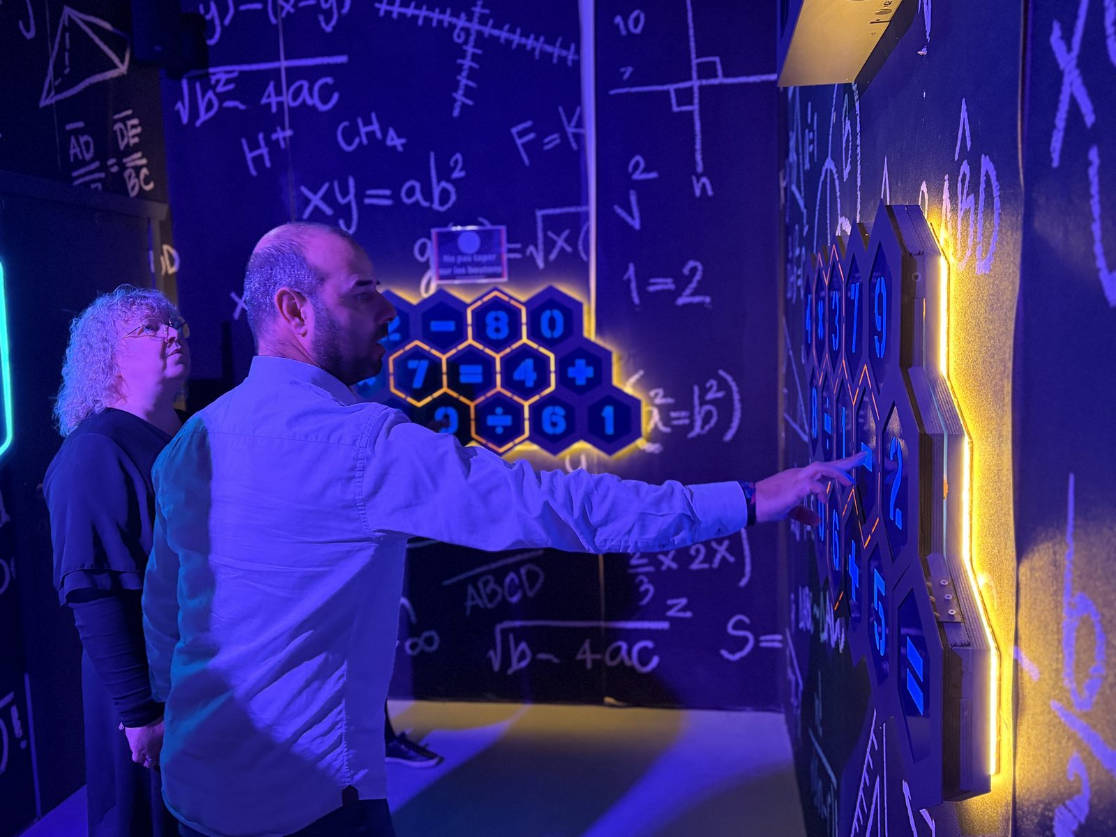 Une équipe résout un défi du Cube Challenge en intérieur chez Team Square